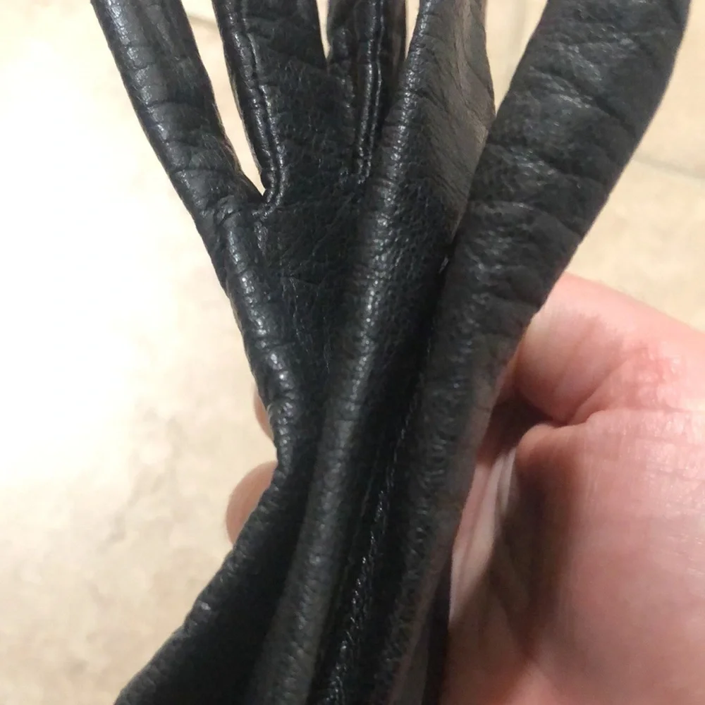 Womens black genuine leather gloves. Size small/medium.